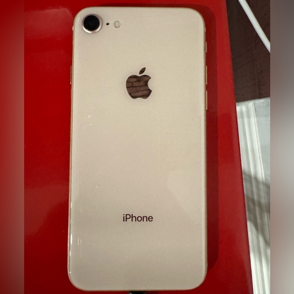 iPhone 8 - Picture 2 of 4